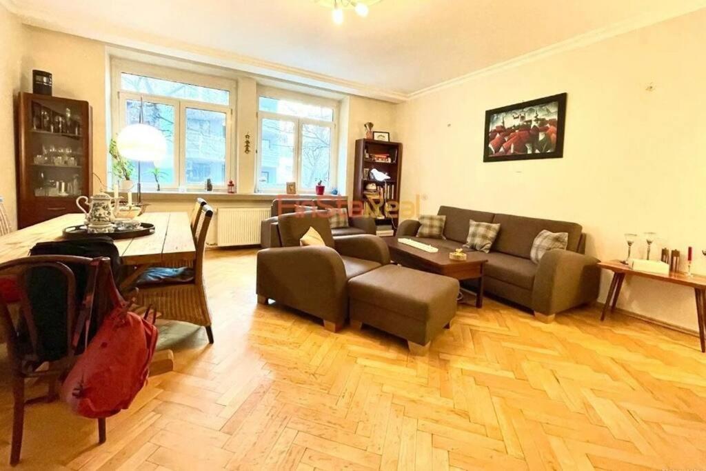 Economy Apartment 2 Min From The Main Station Bratislava Exteriör bild